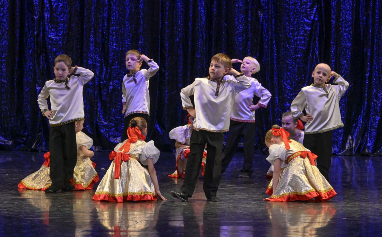 Задоринка лянтор ансамбль. Ансамбли хабаровска. Ансамбли хабаровска. Задоринки ансамбль алтайский край фотографии агик. Ансамбль дальний восток состав участников.