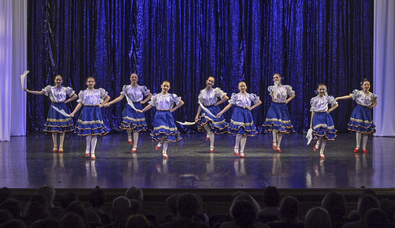 Детский танцевальная группа отражение. Ансамбль дальний восток хабаровск шашина. Задоринки ансамбль алтайский край. Ансамбль дальний восток хабаровск художественный руководитель. Солисты ансамбля дальний восток.